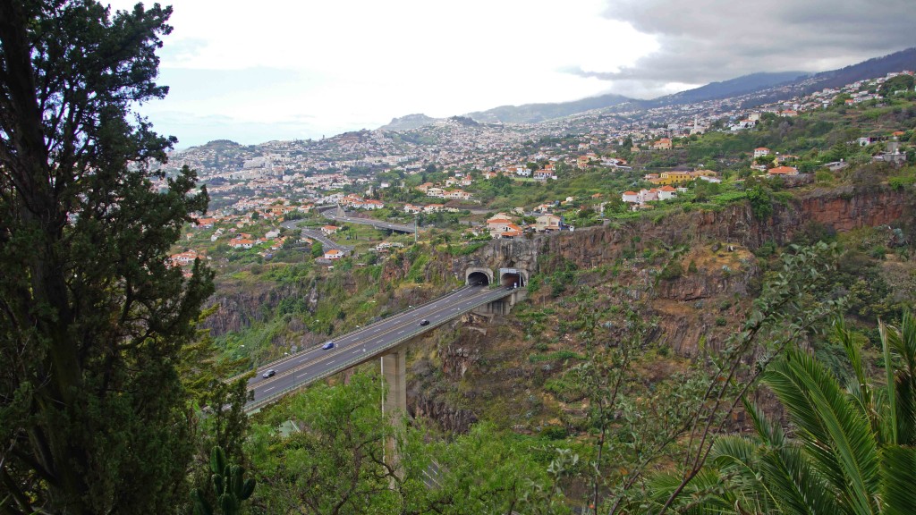 Autobahnbrücke und der Tunneleingang