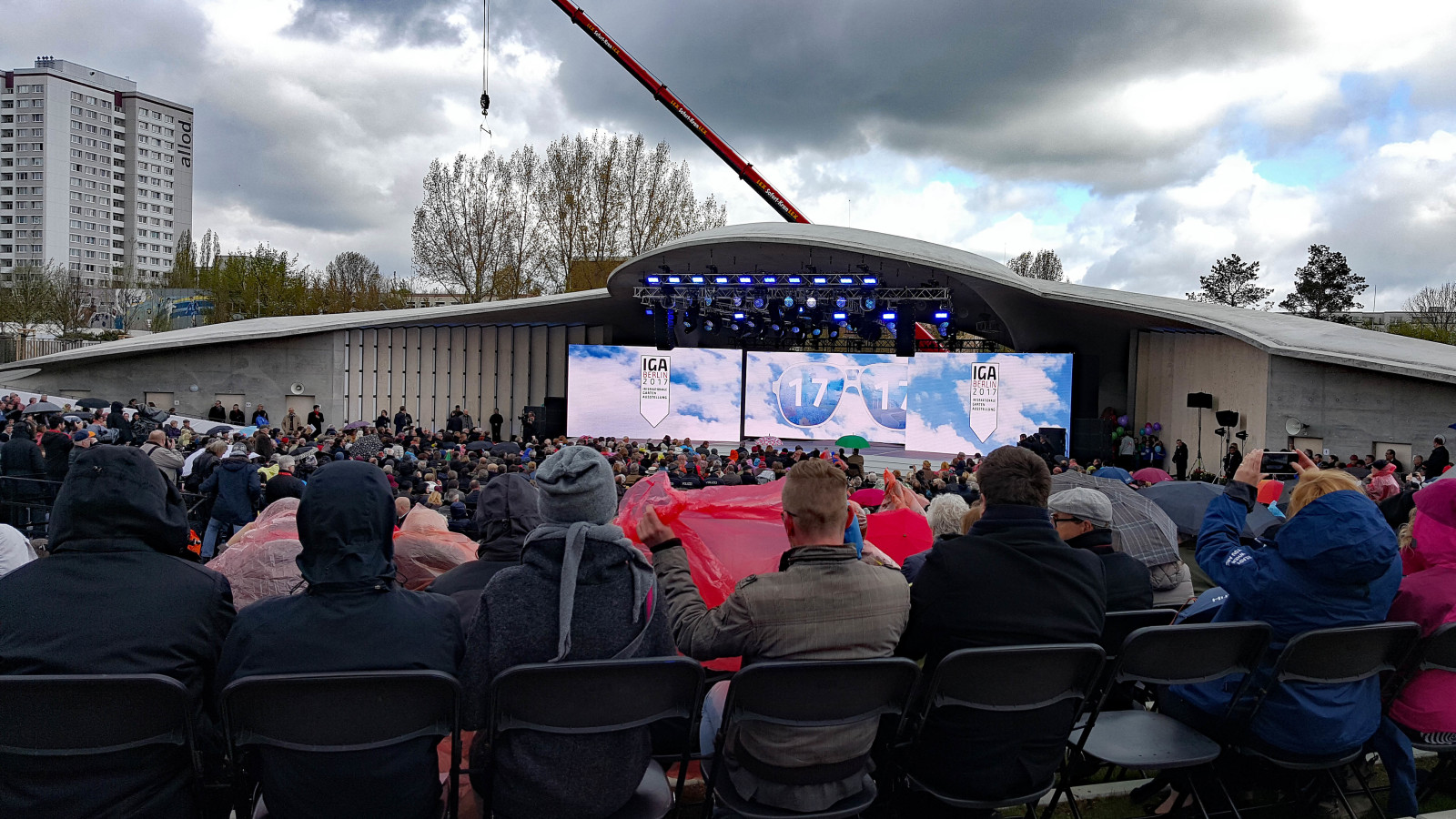 Nachdem ich die Mitstreiter aus den Gartenvereinen begrüßt hatte, wurden die Plätze in der Arena eingenommen. Die Aussicht auf die Freilichtbühne ist von jedem Platz sehr gut.
Das Wetter hatte alles, was der April vorsieht. Mit der Zeit machten sich die geringen Temperaturen doch bemerkbar.
