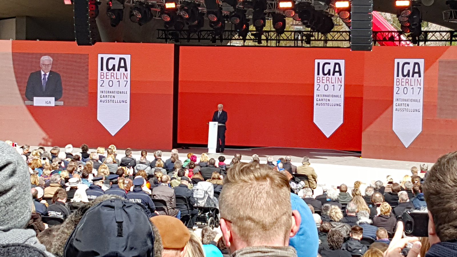 Bundespräsident Frank-Walter Steinmeier, der mit seiner Frau Elke Büdenbender zur Eröffnung in den Bezirk Marzahn-Hellersdorf gekommen ist, wünscht dem Gartenfestival, dass der Sommer auf der IGA märchenhaft werde.