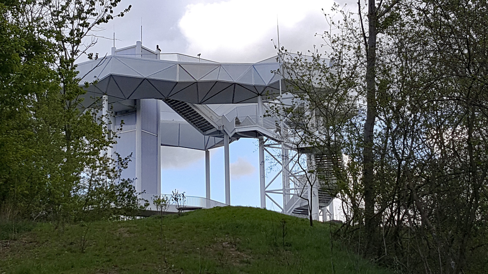 Diesmal eine Wanderung zur Spitze des Kienberges, der zum Teil mit Schutt vom Bau der Großsiedlungen aufgeschüttet wurde.