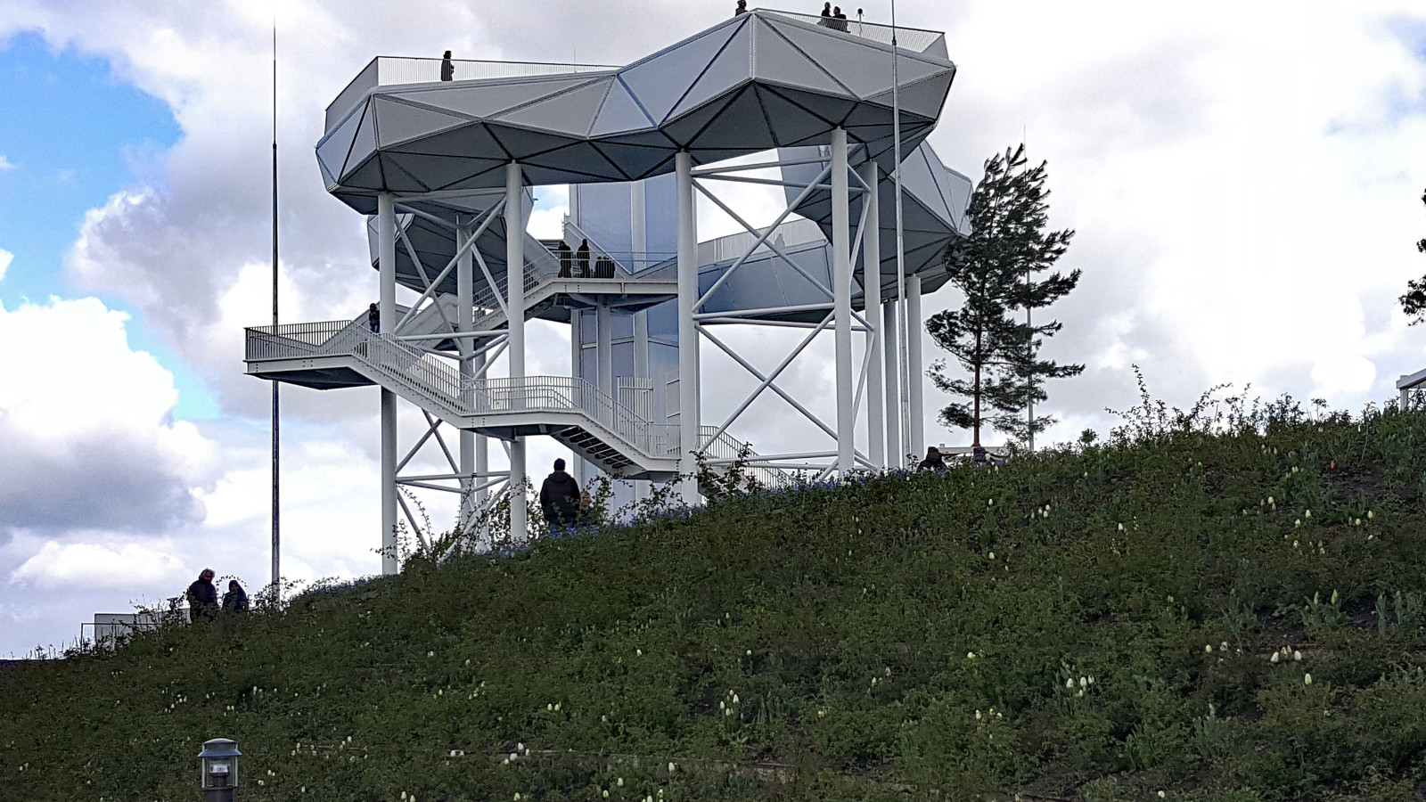Der Wolkenhain, eine futuristischen Aussichtsplattform - auch bei starken Windböen ein Erlebnis.