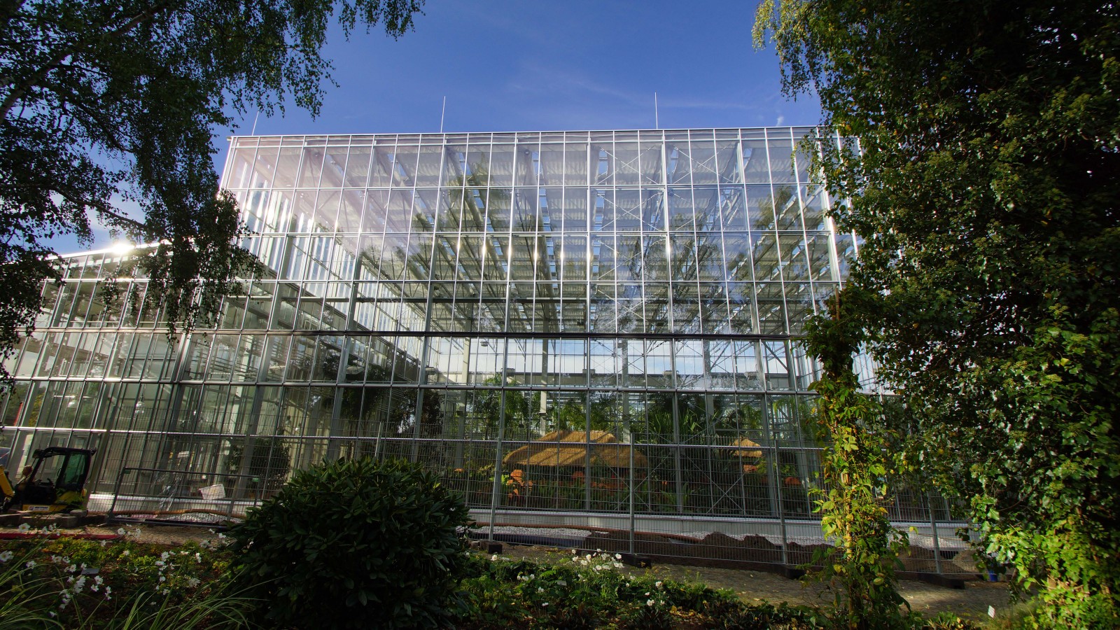 Tropenhalle - Balinesischer Garten. Die alte Halle wurde überbaut und energieeffizient errichtet. Sie enthält tropische Pflanzen.