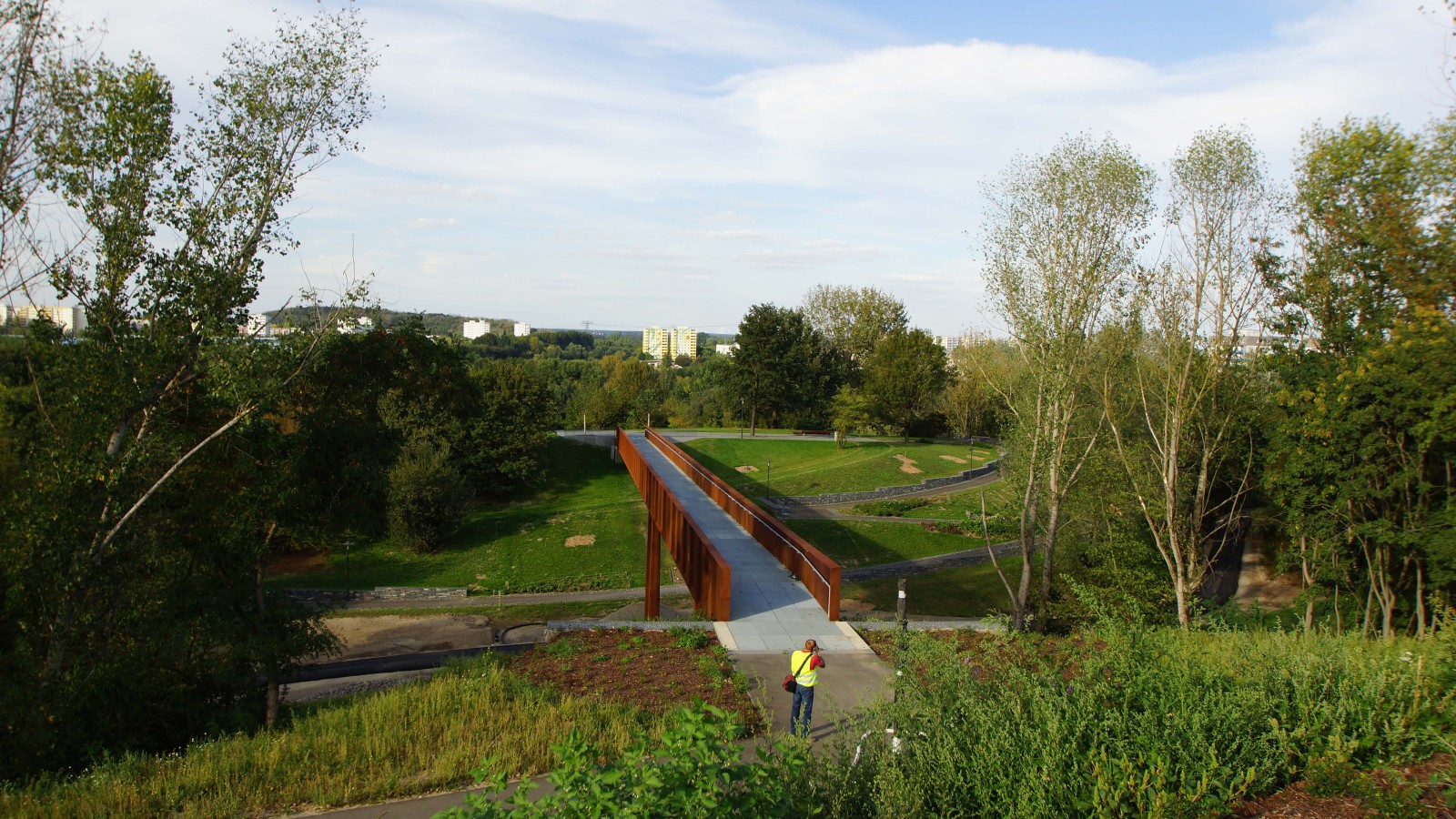 Die Brücke vom Aussichtspunkt in den Gärten der Welt zum Kienberg.